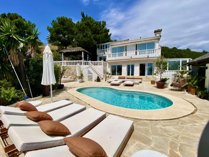 4 Bedroom Private Villa for Sale in El Padron, Nueva Milla de Oro, Estepona