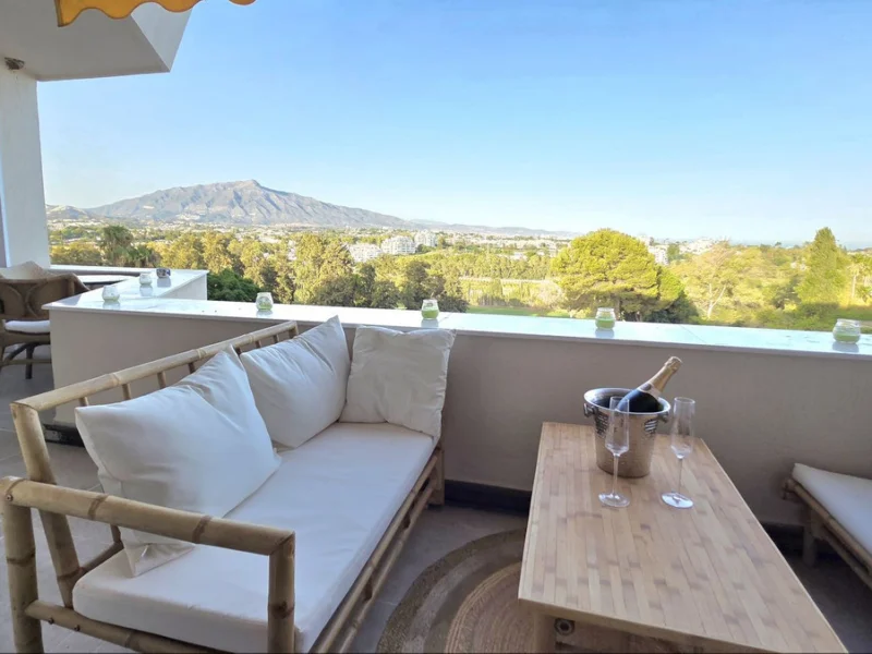 1 Bedroom Apartment with Terrace for Sale in Atalaya, Estepona