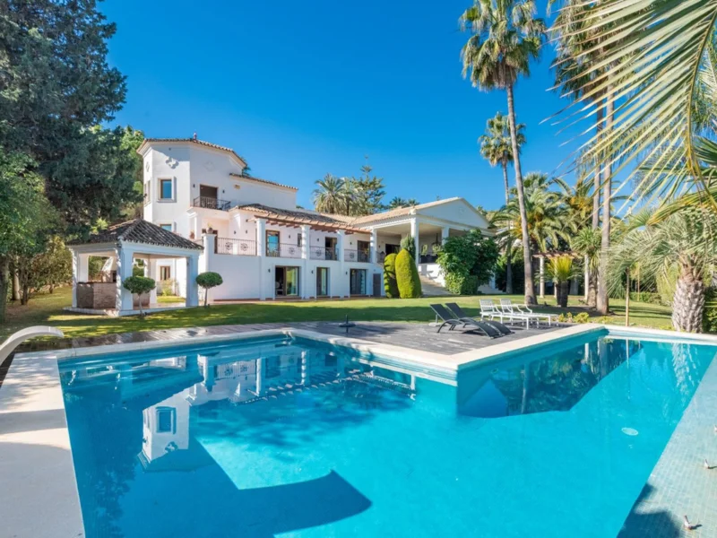 7 Bedroom Private Villa with Terrace for Sale in Nueva Andalucía, Marbella