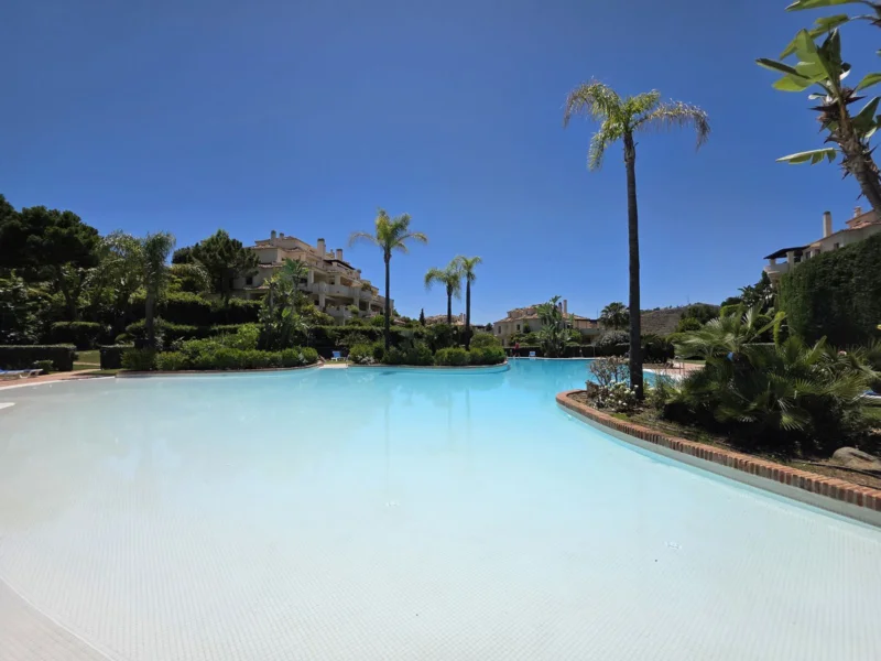 3 Bedroom Apartment with Terrace for Rent in Benahavís