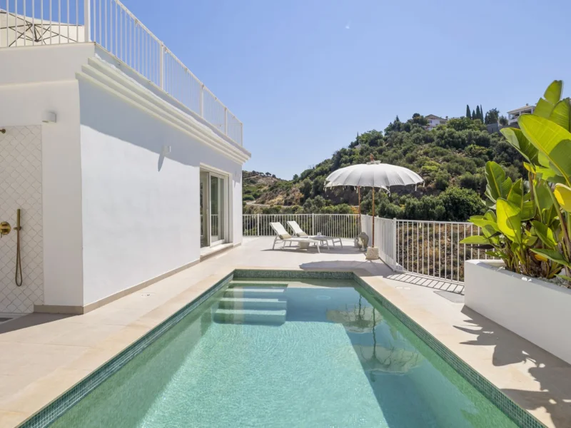 4 Bedroom Private Villa with Terrace for Sale in Marbella