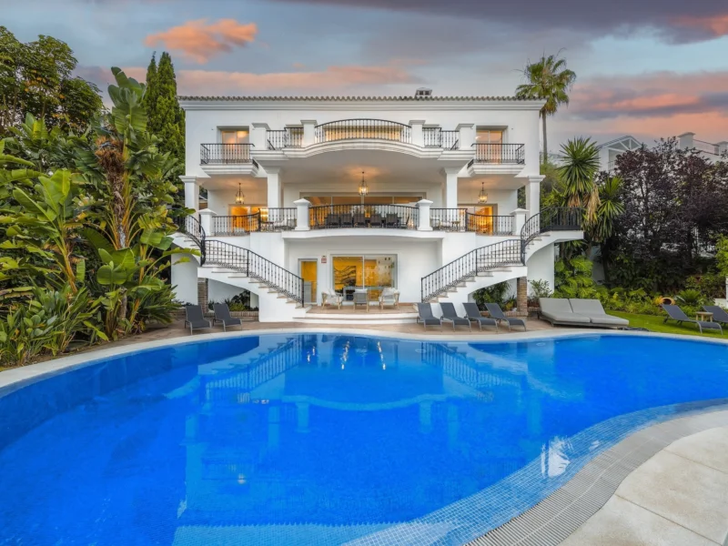 8 Bedroom Private Villa with Terrace for Sale in El Herrojo, La Quinta, Benahavís