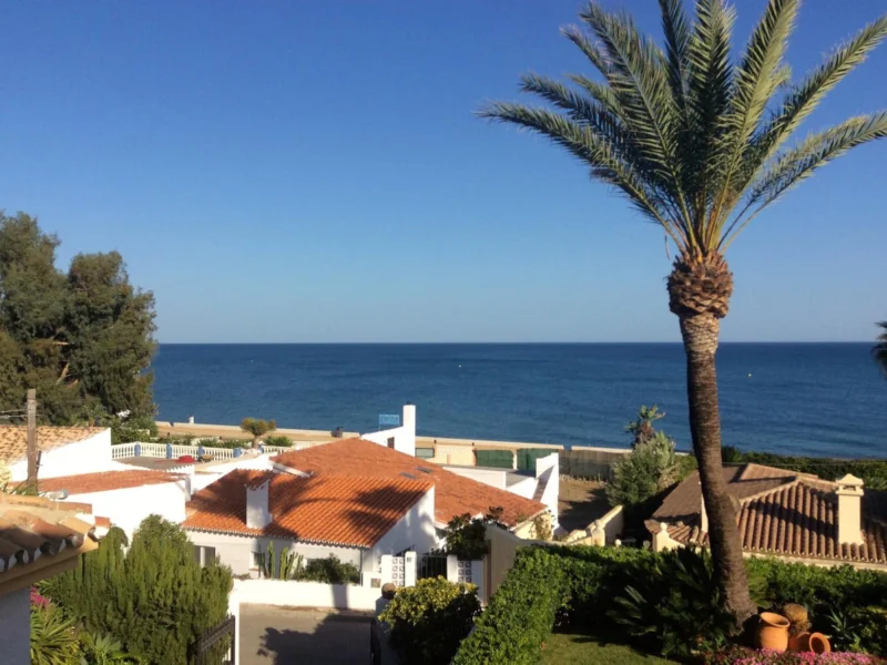 4 Bedroom Private Villa with Terrace for Sale in Estepona