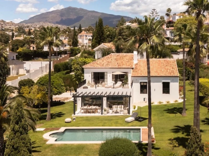4 Bedroom Private Villa with Terrace for Sale in Benahavís