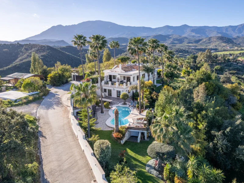 6 Bedroom Private Villa for Sale in Estepona