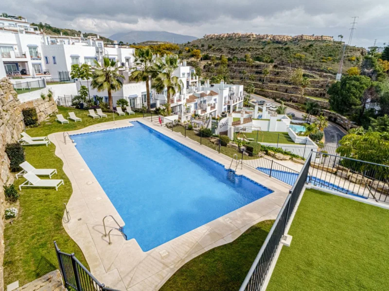 3 Bedroom Apartment with Terrace for Sale in Benahavís