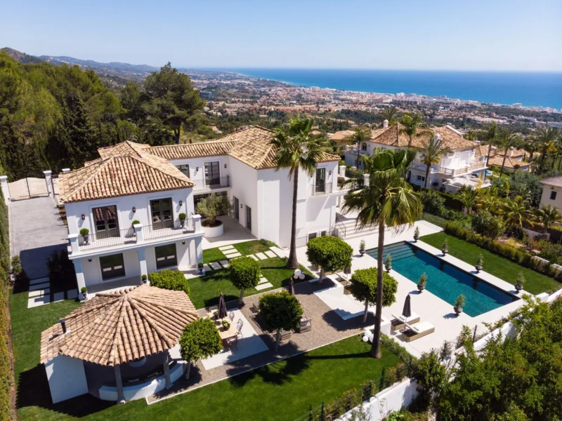 6 Bedroom Private Villa with Terrace for Sale in Sierra Blanca, Marbella