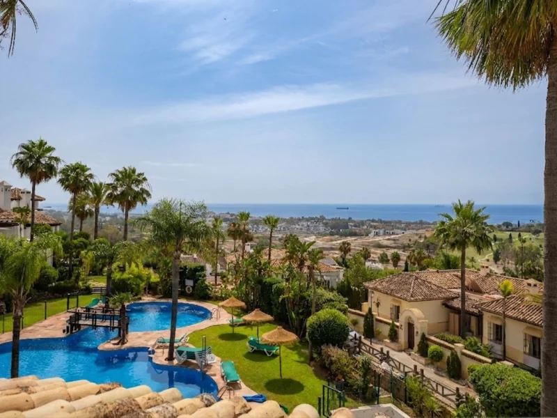 3 Bedroom Private Villa for Sale in El Paraíso, Estepona