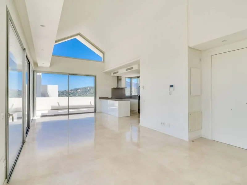 4 Bedroom Apartment with Terrace for Sale in Benahavís