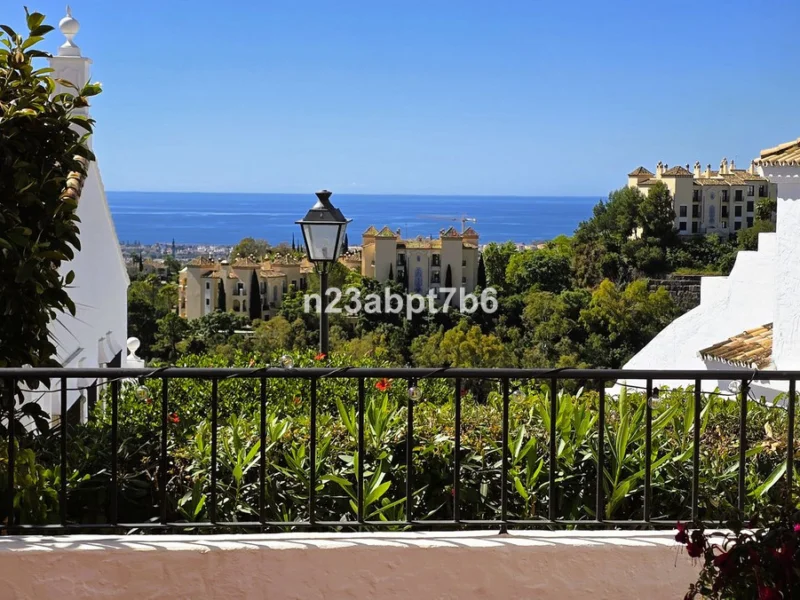 2 Bedroom Apartment with Terrace for Sale in Benahavís