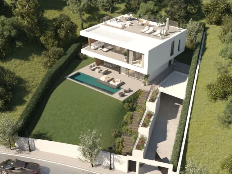 5 Bedroom Private Villa with Terrace for Sale in Nueva Milla de Oro, Estepona