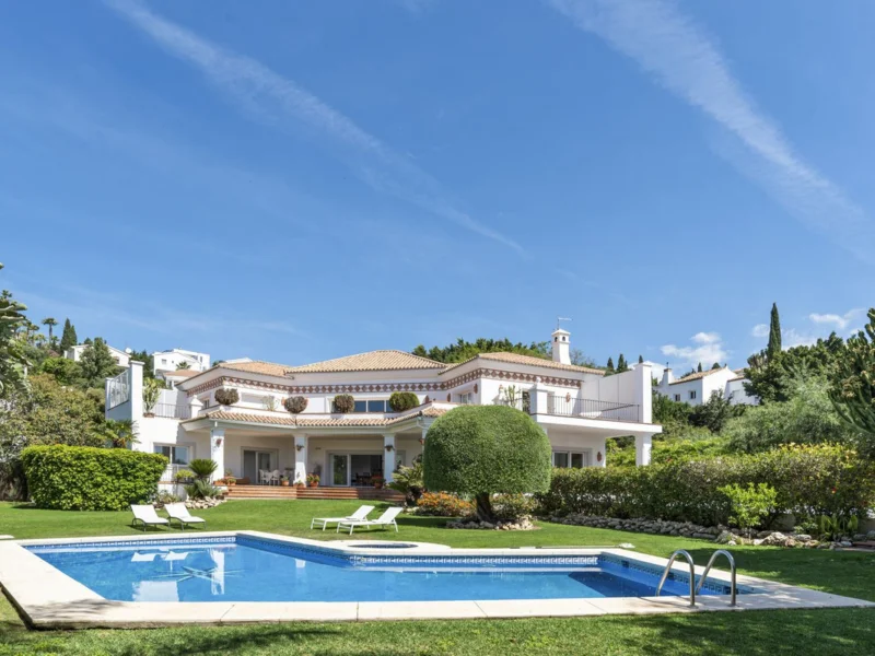 6 Bedroom Private Villa for Sale in El Paraíso, Estepona