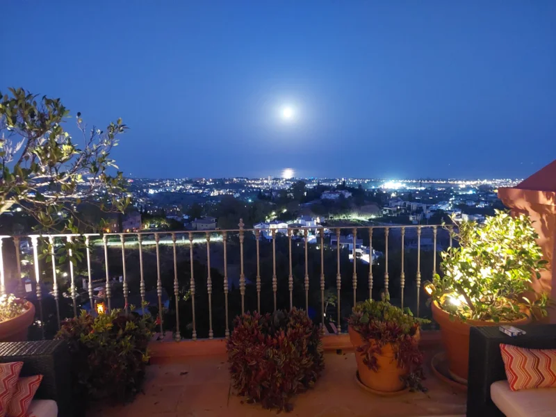 3 Bedroom Apartment with Terrace for Sale in Monte Halcones, Benahavís