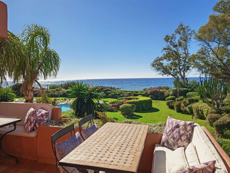 3 Bedroom Apartment with Terrace for Sale in Alicate Playa, Los Monteros, Marbella