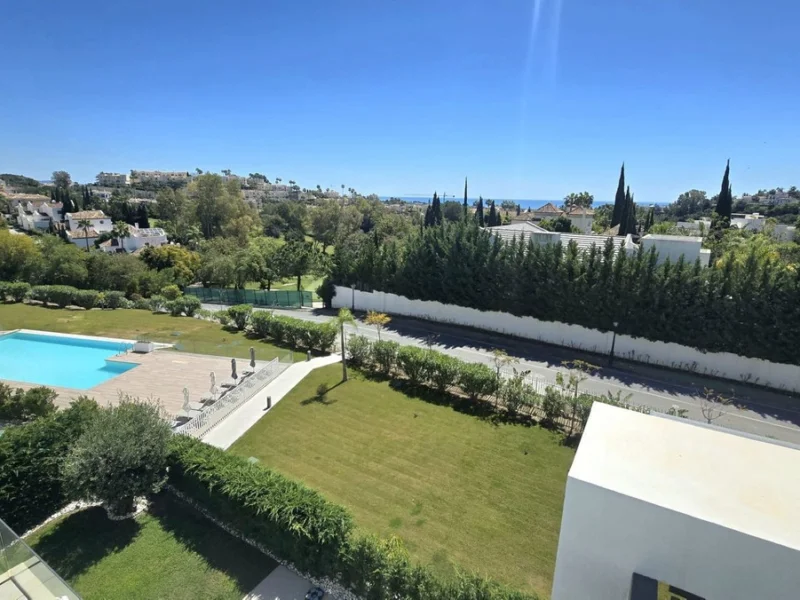 2 Bedroom Apartment with Terrace for Sale in Benahavís