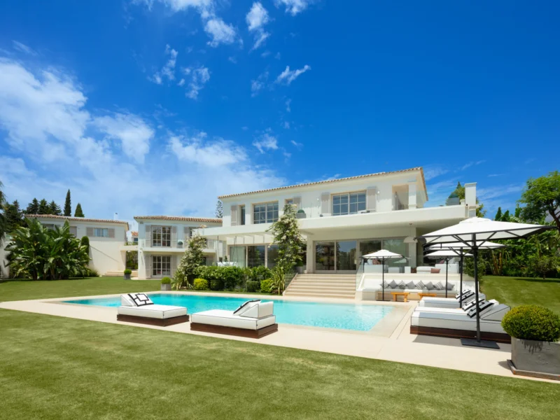 6 Bedroom Private Villa with Terrace for Sale in Aloha, Nueva Andalucía, Marbella