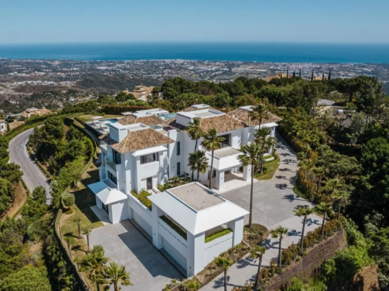 7 Bedroom Private Villa with Terrace for Sale in La Zagaleta, Benahavís