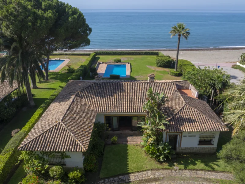 5 Bedroom Private Villa for Sale in Estepona