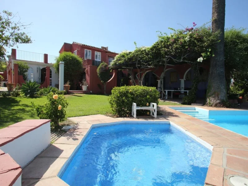 4 Bedroom Private Villa with Terrace for Sale in Nueva Andalucía, Marbella