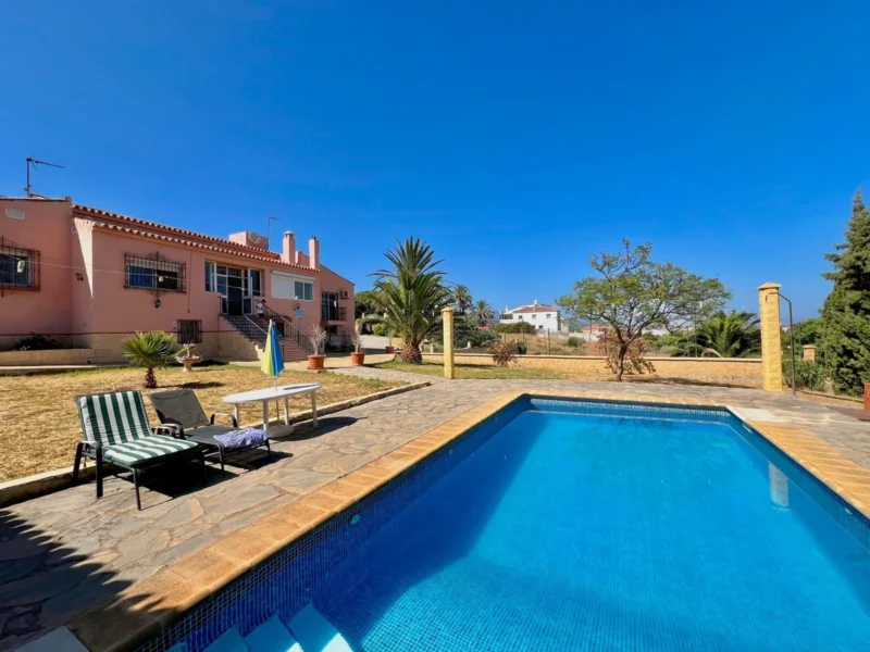 6 Bedroom Private Villa for Sale in Estepona