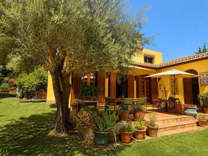 Furnished 4 Bedroom Private Villa with Terrace for Rent in Marbella