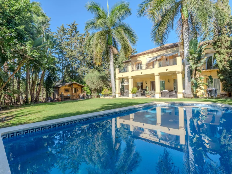 Villa privada de 5 dormitorios con terraza en venta en Marbella