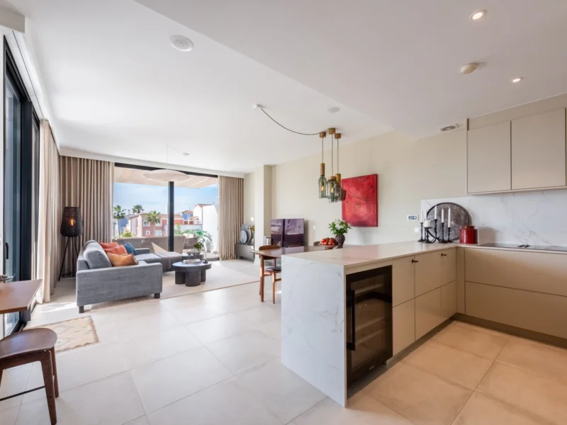 3 Bedroom Apartment with Terrace for Sale in El Paraíso, Estepona