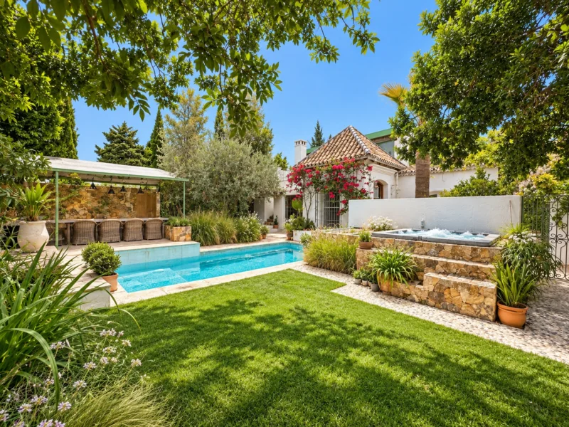 5 Bedroom Private Villa with Terrace for Sale in Bello Horizonte, Río Real, Marbella