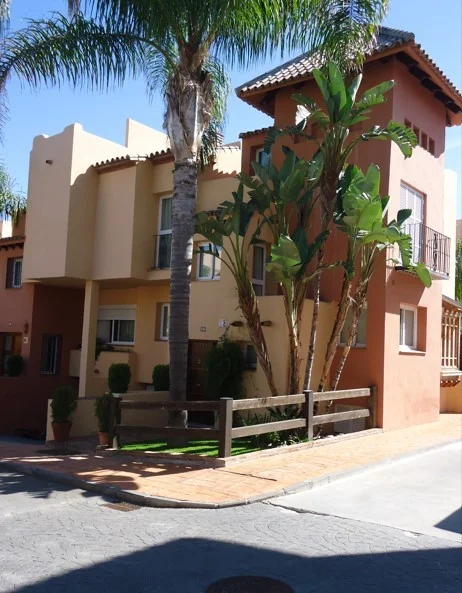 4 Bedroom Private Villa for Sale in Condes de Iza, Nueva Andalucía, Marbella