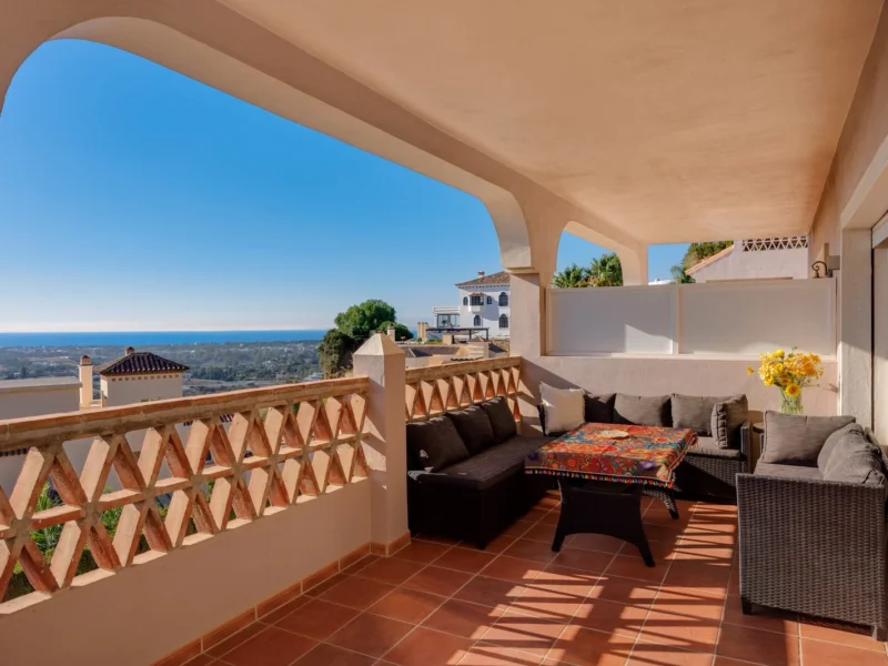 3 Bedroom Apartment with Terrace for Sale in Monte Resina, Los Almendros, Benahavís