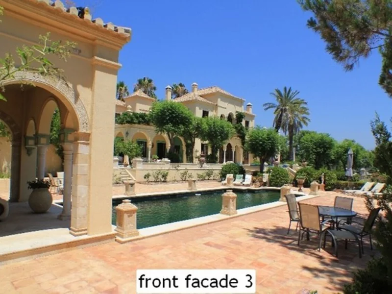 8 Bedroom Private Villa with Terrace for Sale in Marbella