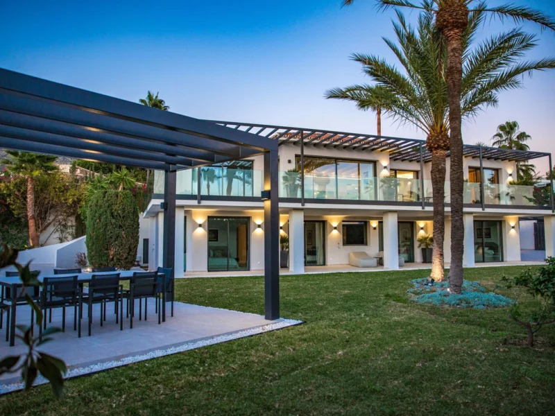 5 Bedroom Private Villa with Terrace for Sale in Marbella