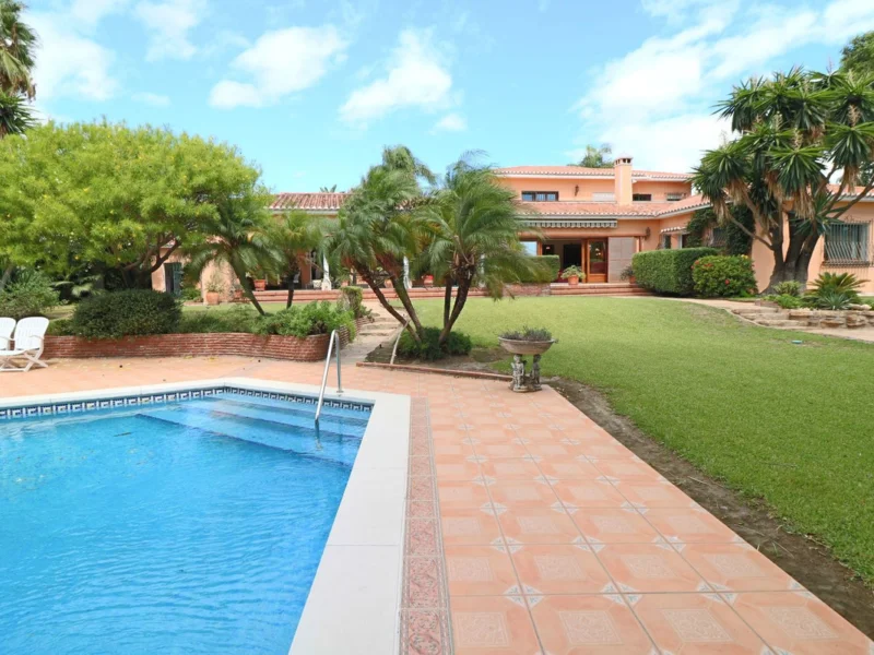 6 Bedroom Private Villa for Sale in El Paraíso, Estepona