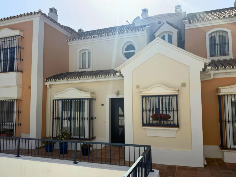 3 Bedroom Private Villa with Terrace for Sale in Nueva Andalucía, Marbella