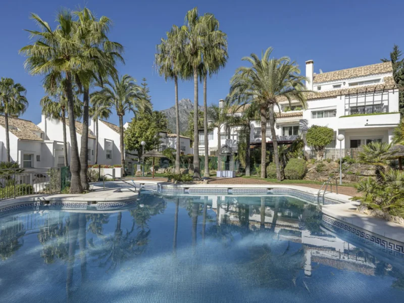 5 Bedroom Private Villa with Terrace for Sale in Milla de Oro, Marbella