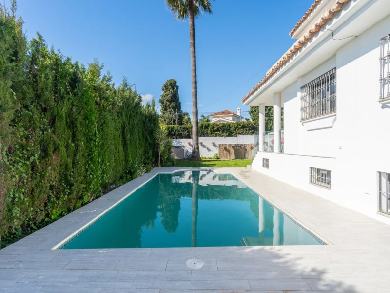 5 Bedroom Private Villa for Sale in El Paraíso, Estepona