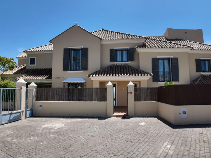 4 Bedroom Private Villa for Sale in Benahavís