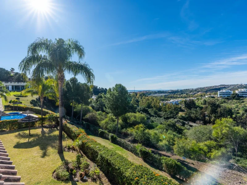 4 Bedroom Apartment for Sale in Puerto del Almendro, Los Almendros, Benahavís