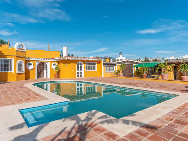 Furnished 5 Bedroom Private Villa for Rent in Estepona