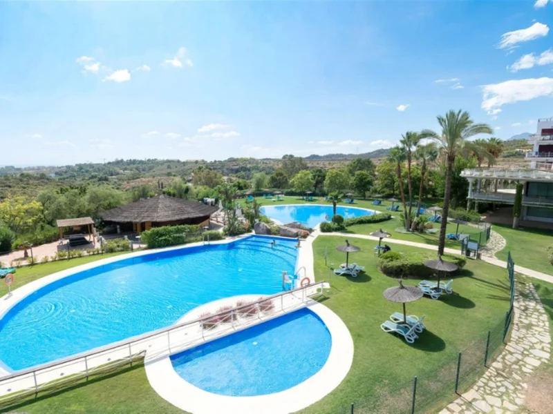 3 Bedroom Apartment with Terrace for Sale in Benahavís