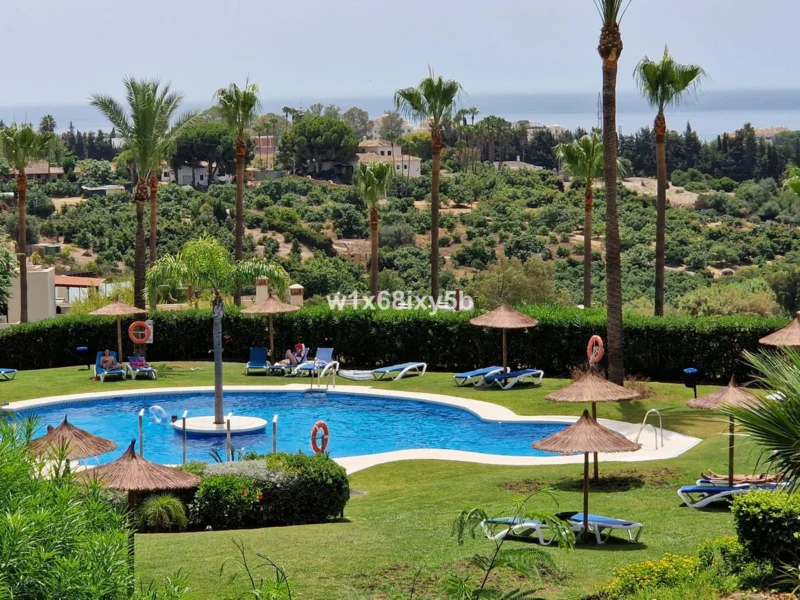 2 Bedroom Apartment with Terrace for Sale in Estepona