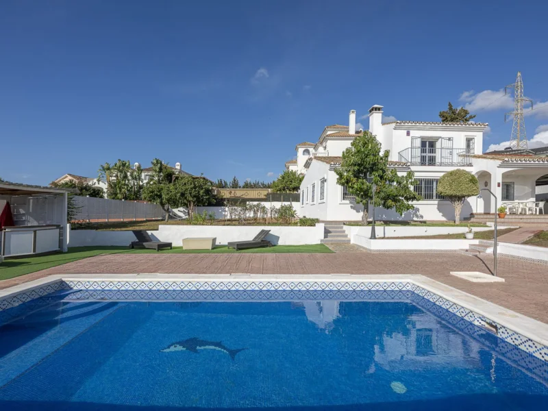 3 Bedroom Private Villa with Terrace for Sale in Estepona