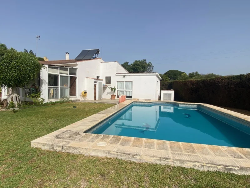 5 Bedroom Private Villa with Terrace for Sale in Nueva Milla de Oro, Estepona