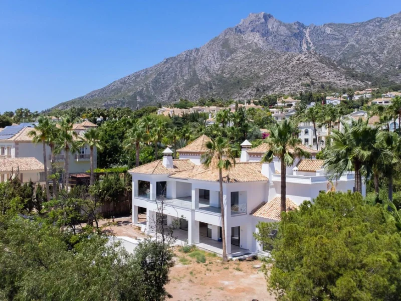 9 Bedroom Private Villa for Sale in Sierra Blanca, Marbella