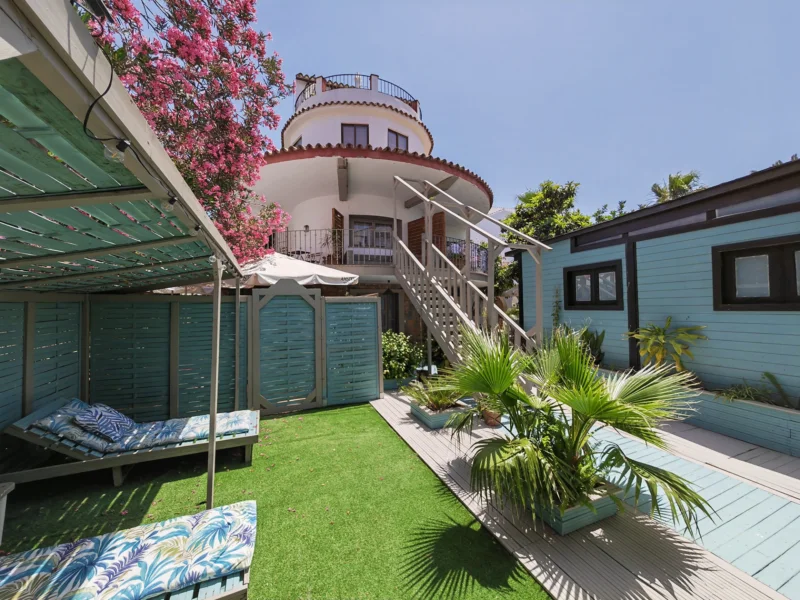 10 Bedroom Private Villa with Terrace for Sale in Marbella Centro