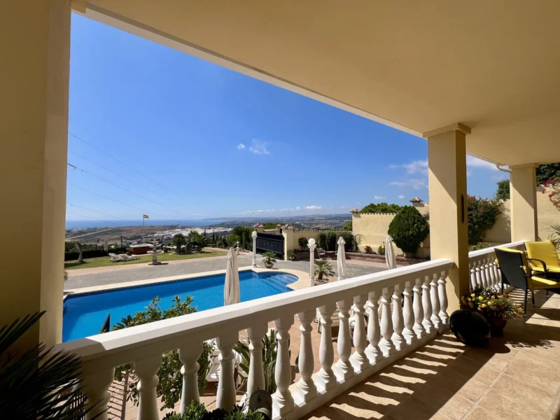 6 Bedroom Apartment for Sale in Estepona