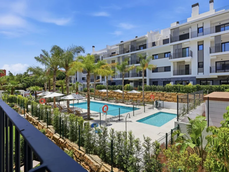 3 Bedroom Apartment with Terrace for Sale in Estepona