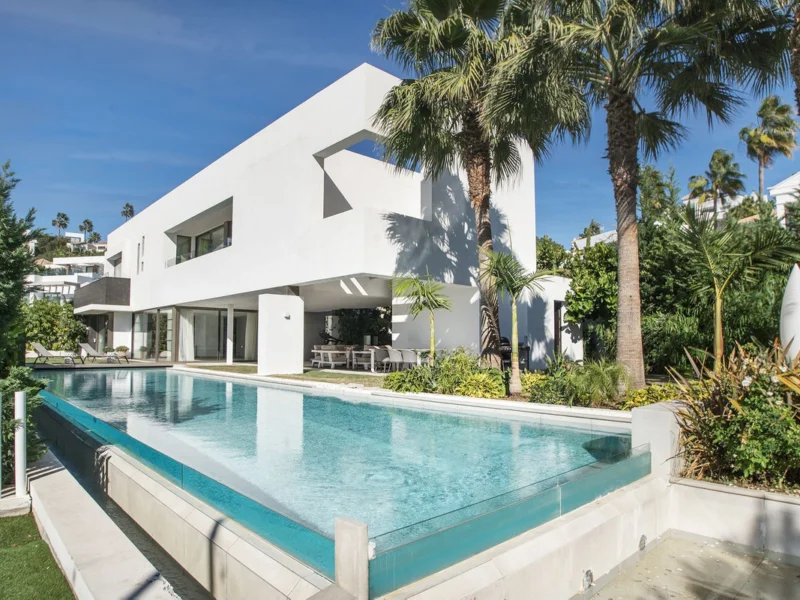 5 Bedroom Private Villa with Terrace for Sale in Benahavís