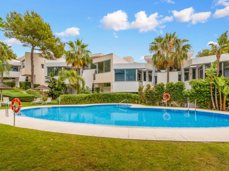 4 Bedroom Private Villa with Terrace for Sale in Sierra Blanca, Marbella