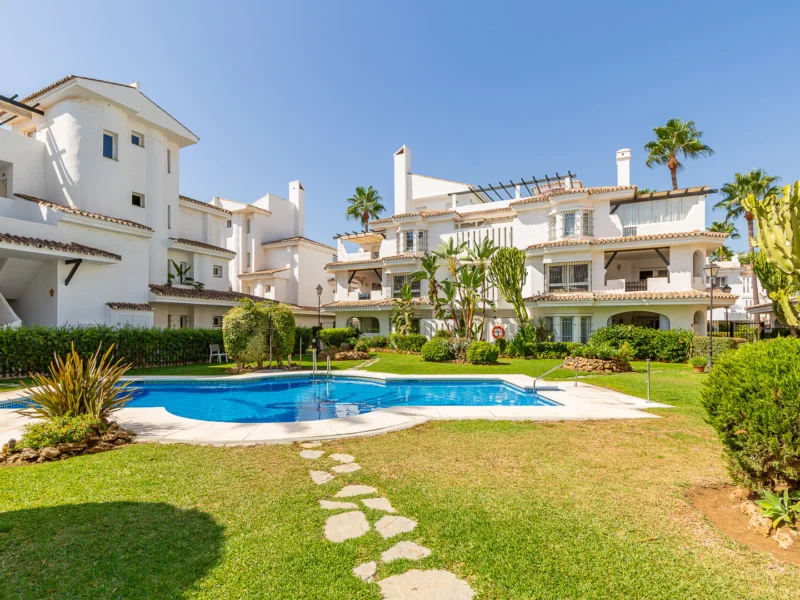 4 Bedroom Apartment for Sale in Los Naranjos Golf, Nueva Andalucía, Marbella